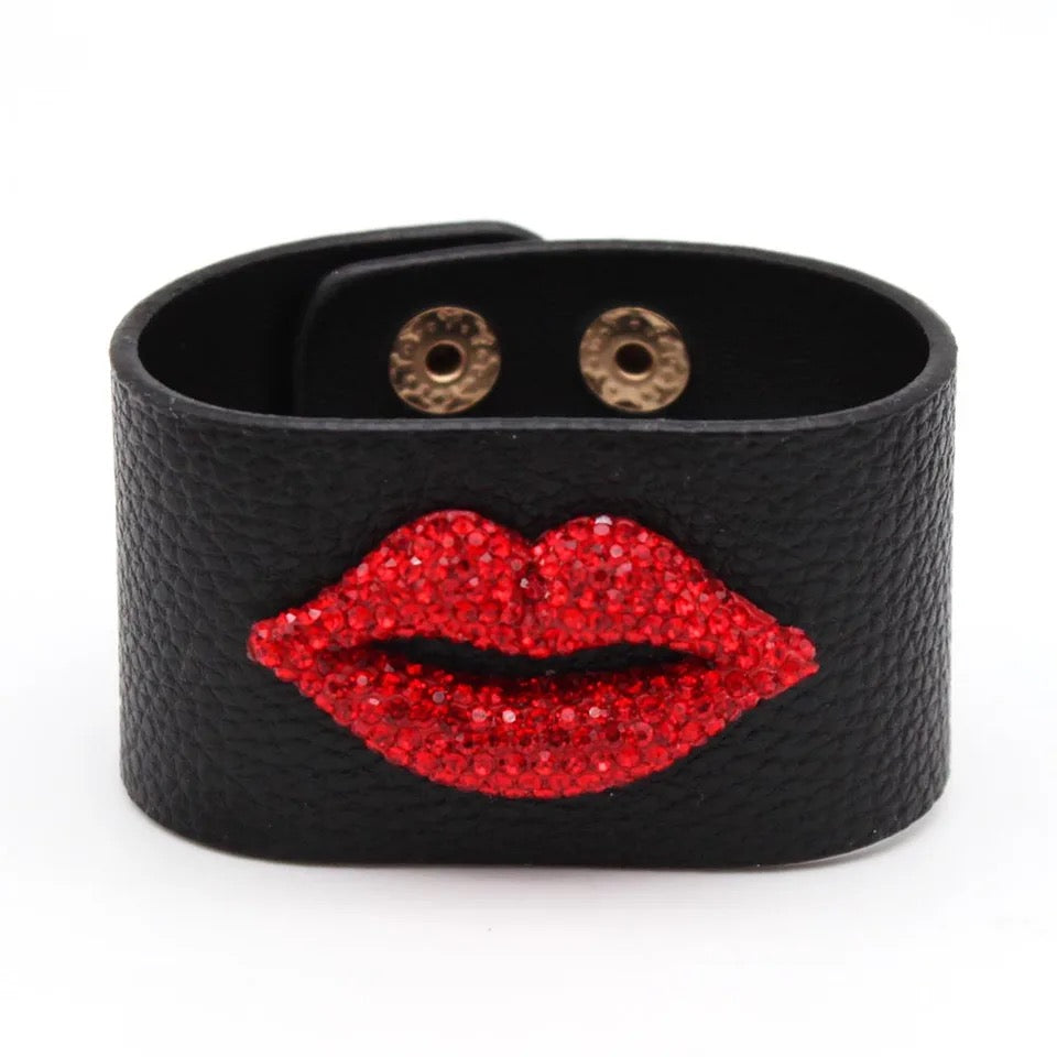 LIP CUFFED -  BLK